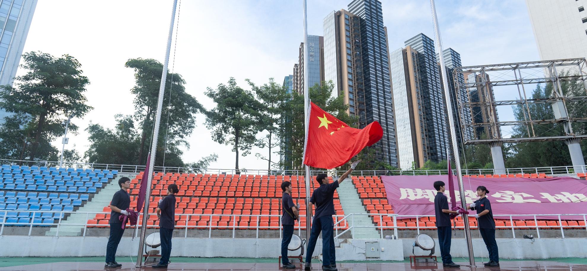 有一种爱永远滚烫！我们在深大祝福祖国！