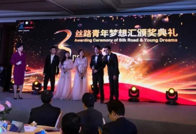 快来听深大版《你的答案》！这首歌在央视舞台大放异彩！