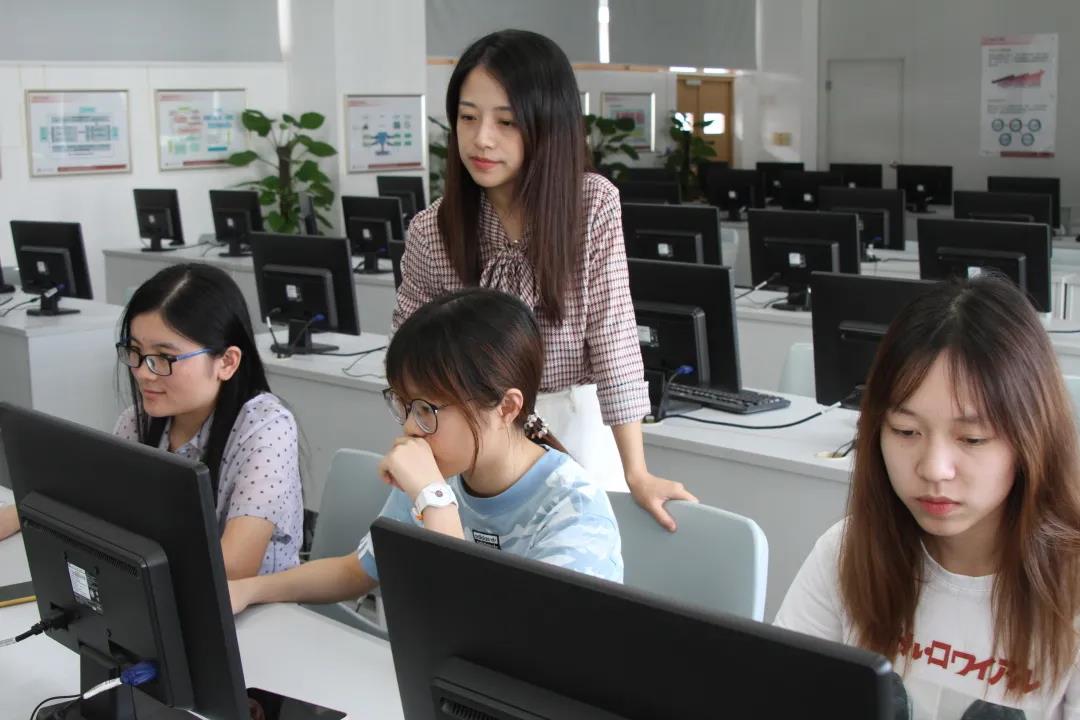 校长教学奖 | 丁婉玲：一支粉笔换“满园桃香”