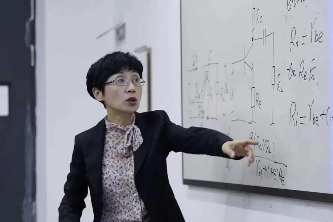 校长教学奖 | 杨烜：三尺讲台作舞台，春风化雨又一代