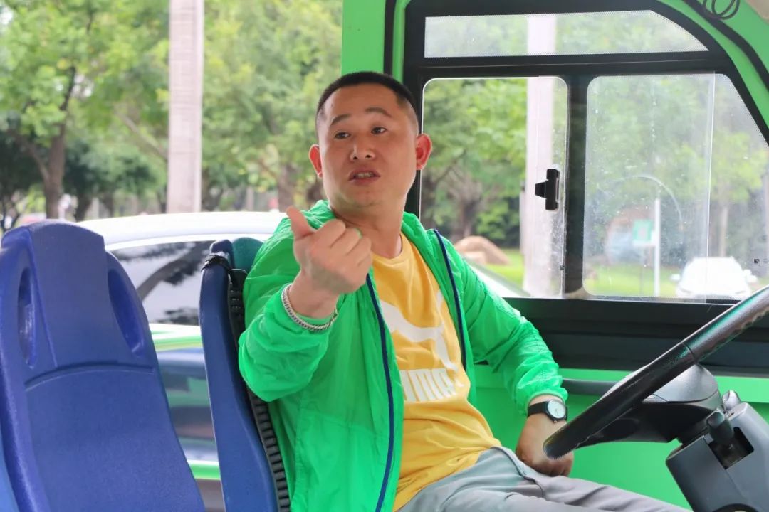 “杜鹃山车神”！他是同学们最爱的小巴司机